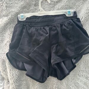 Lululemon Hotty Hot shorts 2.5 in - black camo